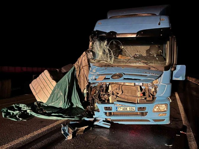 Tır Kamyona Arkadan Çarptı, 1 Kişi Yaralandı