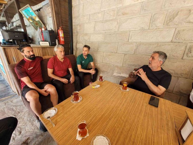Ak Parti Elazığ İ̇l Başkanı Yıldırım Elazığsporlu Yönetici Ve Futbolcularla Erzurum’da Bir Araya Geldi