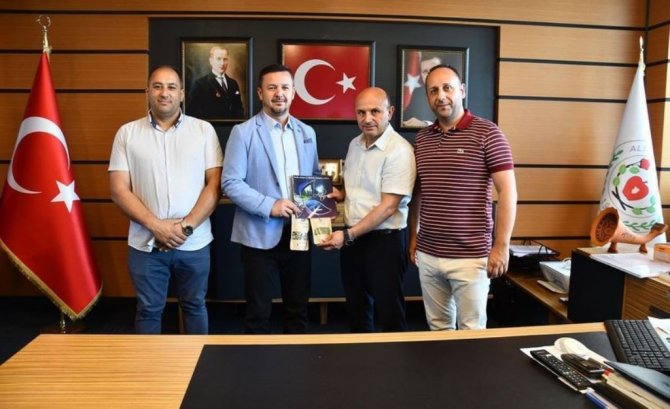 Başkan Oral’dan Türkiye İkincisi Deniz Yıldırım’a Bisiklet