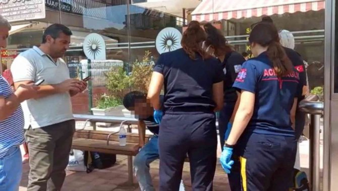 Kalçasından Bıçaklandığını Otobüs Durağında Oturunca Fark Etti