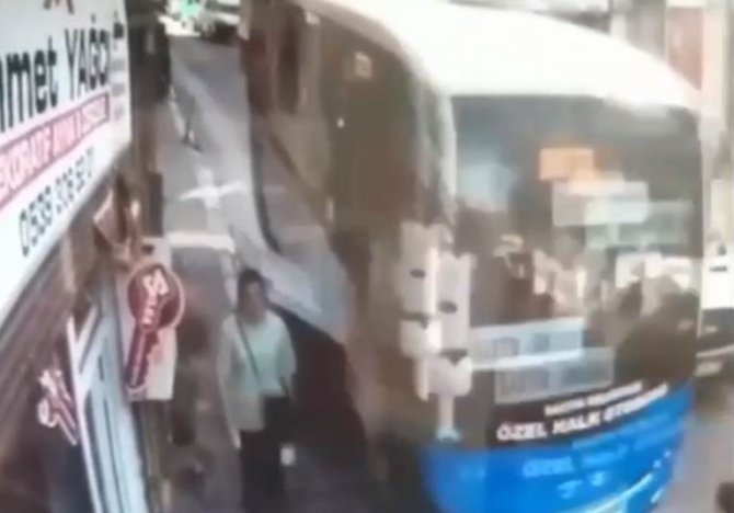 Halk Otobüsünün Açılan Bagaj Kapağı Kaldırımdaki Yayayı Yere Savurdu