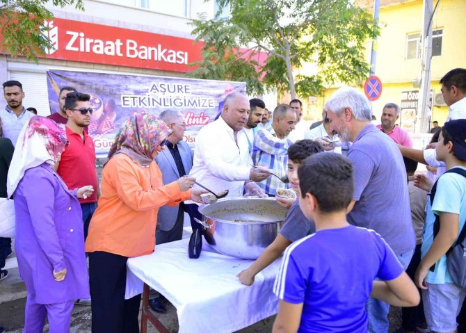 Soylu, Vatandaşlara Aşure İkram Etti