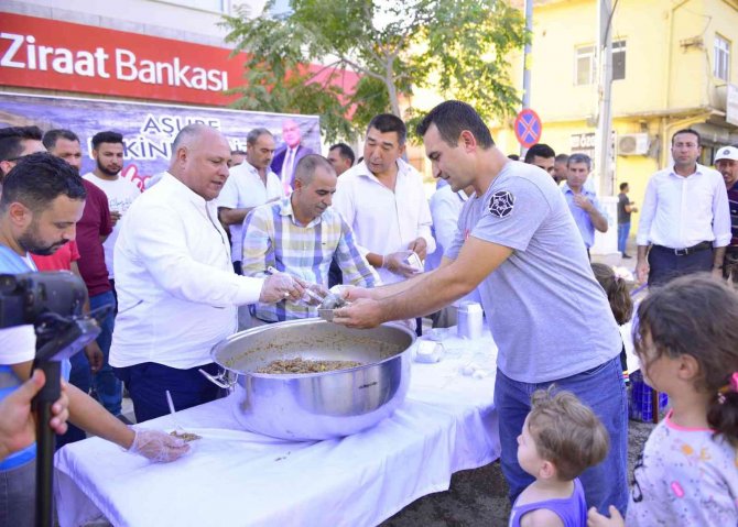 Soylu, Vatandaşlara Aşure İkram Etti