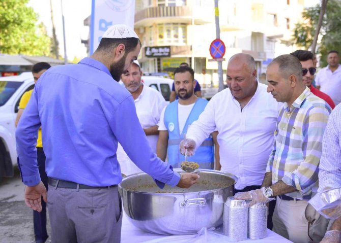 Soylu, Vatandaşlara Aşure İkram Etti