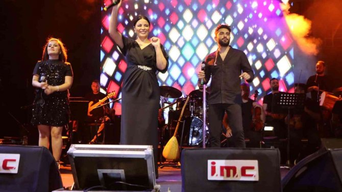 Zara, Bitlis’in Kurtuluş Gününde Konser Verdi