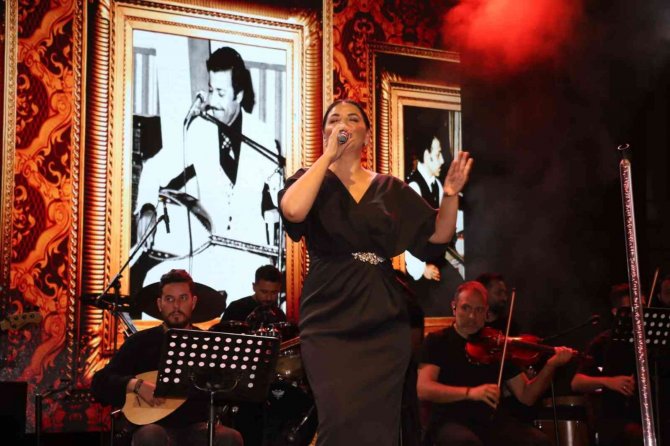 Zara, Bitlis’in Kurtuluş Gününde Konser Verdi