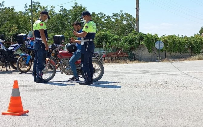 Burdur’da Jandarma Ekiplerinden Trafik Denetimi
