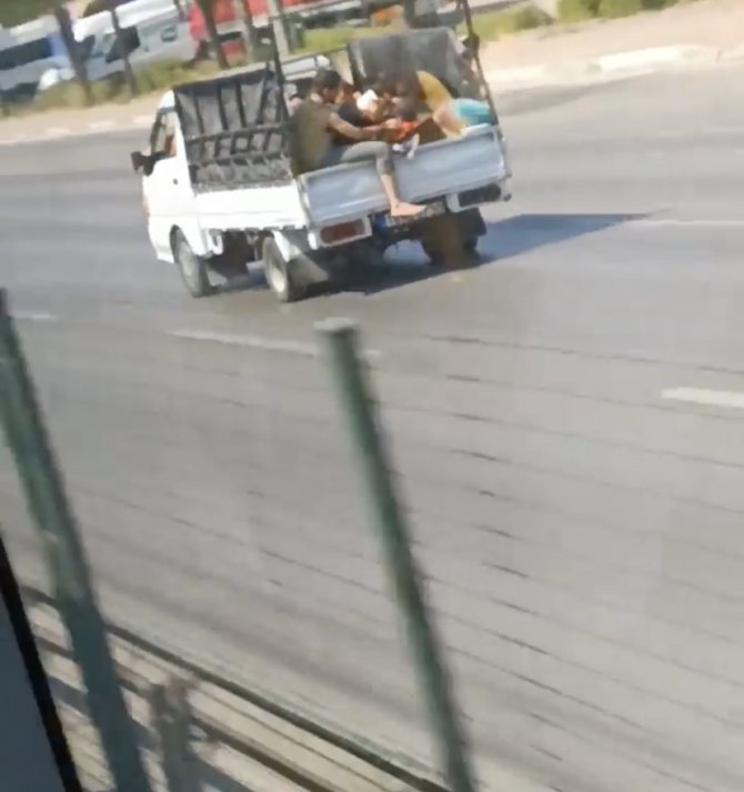 Bursa’da Kamyonet Kasasında Tehlikeli Yolculuk