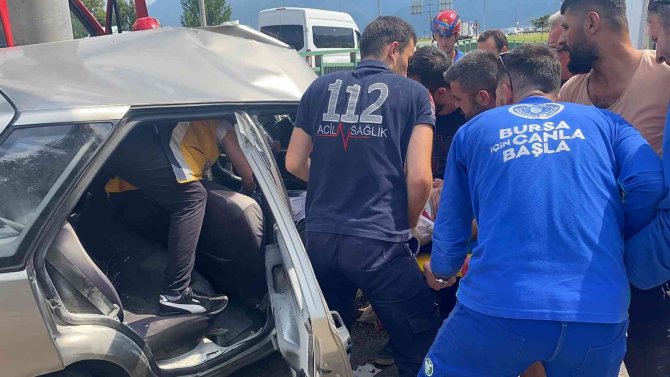 Bursa’da Otomobil Yön Levhasına Çarptı, Hurdaya Döndü: 1 Ağır Yaralı