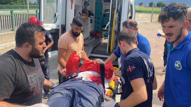 Bursa’da Otomobil Yön Levhasına Çarptı, Hurdaya Döndü: 1 Ağır Yaralı