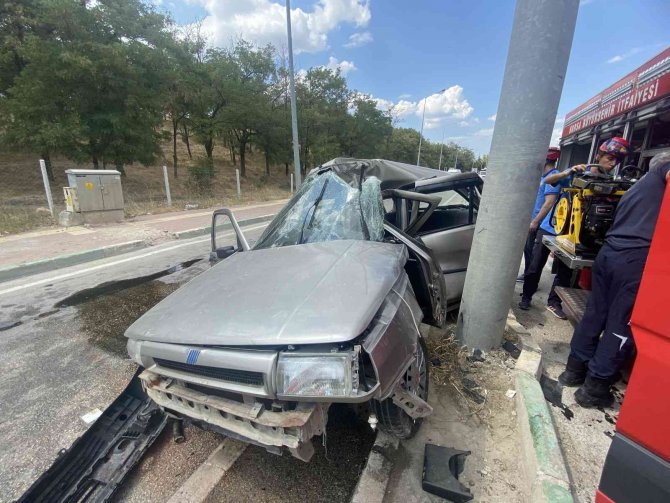 Bursa’da Otomobil Yön Levhasına Çarptı, Hurdaya Döndü: 1 Ağır Yaralı