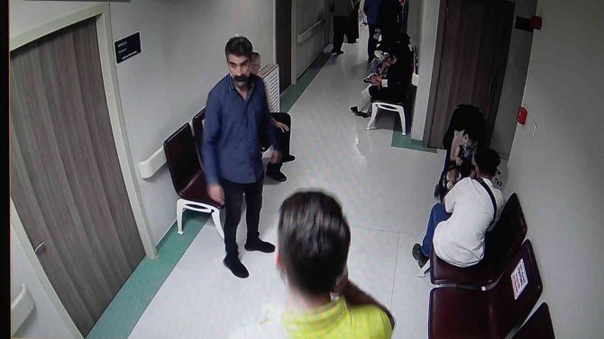 "Beynimdeki Çipi Çıkart" Deyip Doktora Silah Çekerek Darp Etti