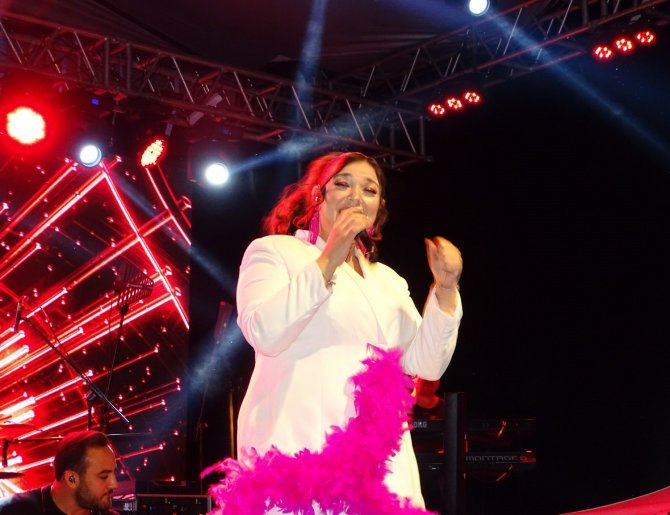 Hisarcık’ta Şarkıcı Tuğçe Kandemir Rüzgarı