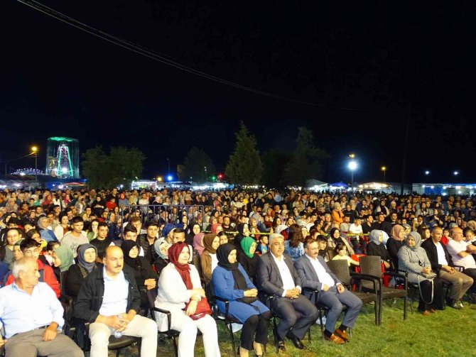 Hisarcık’ta Şarkıcı Tuğçe Kandemir Rüzgarı