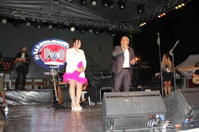 Hisarcık’ta Şarkıcı Tuğçe Kandemir Rüzgarı