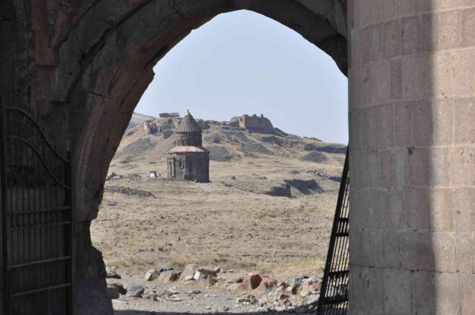 Saklı Kent Ani Görenleri Büyülüyor