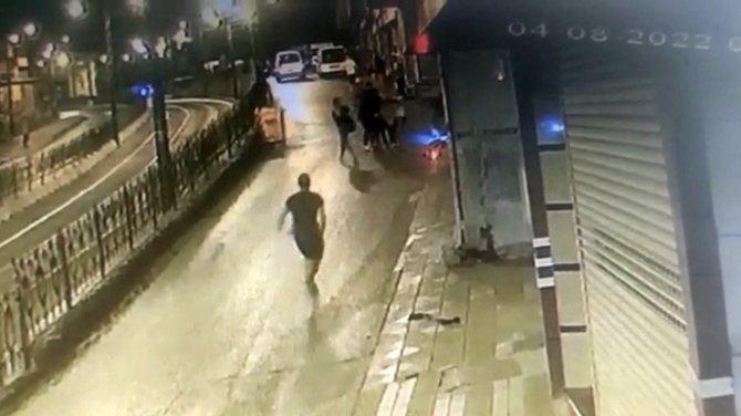 İ̇stanbul’da Polisle Şüpheli Arasında Arbede Kamerada: Polisi Gözüne Yumruk Atıp Yaraladı