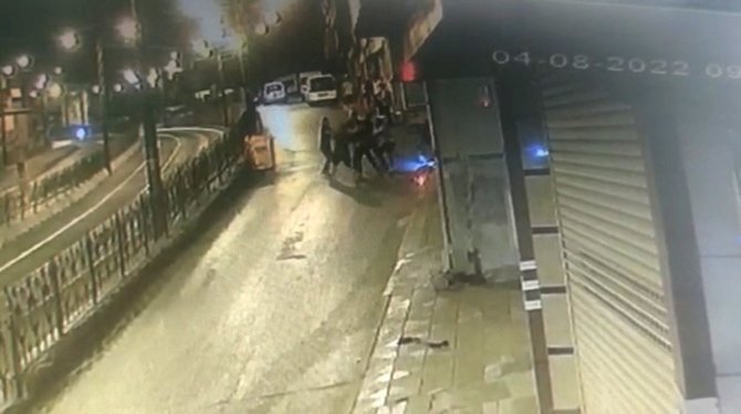 İ̇stanbul’da Polisle Şüpheli Arasında Arbede Kamerada: Polisi Gözüne Yumruk Atıp Yaraladı