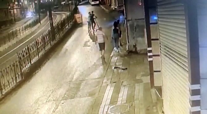 İ̇stanbul’da Polisle Şüpheli Arasında Arbede Kamerada: Polisi Gözüne Yumruk Atıp Yaraladı
