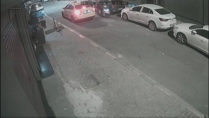İ̇stanbul’da Taksici İle Kuryenin Yumruklu Kavgası Kamerada: Kadının Valizini Yere Atıp Gitti