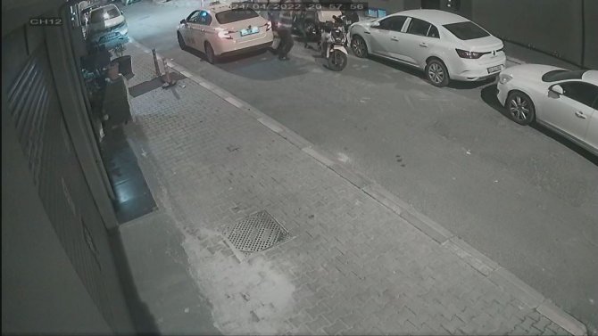 İ̇stanbul’da Taksici İle Kuryenin Yumruklu Kavgası Kamerada: Kadının Valizini Yere Atıp Gitti