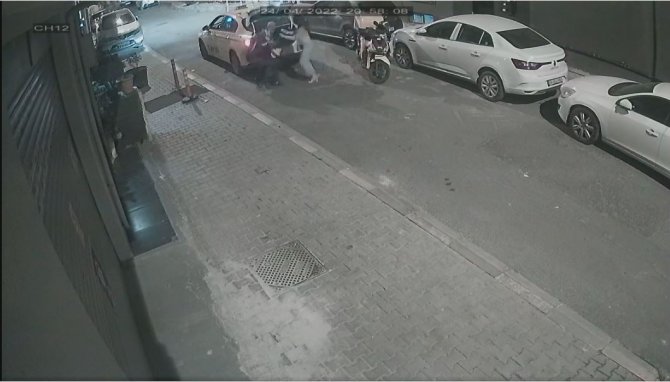 İ̇stanbul’da Taksici İle Kuryenin Yumruklu Kavgası Kamerada: Kadının Valizini Yere Atıp Gitti