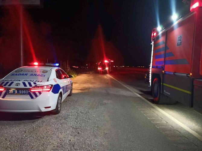 Servis Minibüsü İle Tır Çarpıştı: 2 Ölü