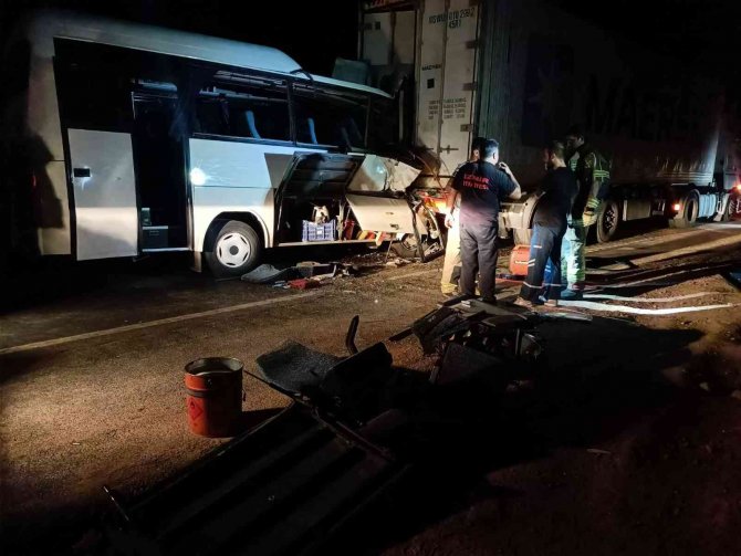 Servis Minibüsü İle Tır Çarpıştı: 2 Ölü