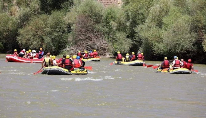 Karasu Nehri’nde Rafting Keyfi