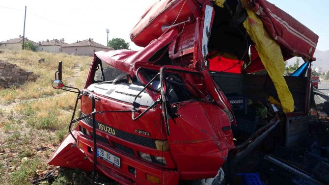 Otomobil Karpuz Sergisine Daldı: 1 Ölü
