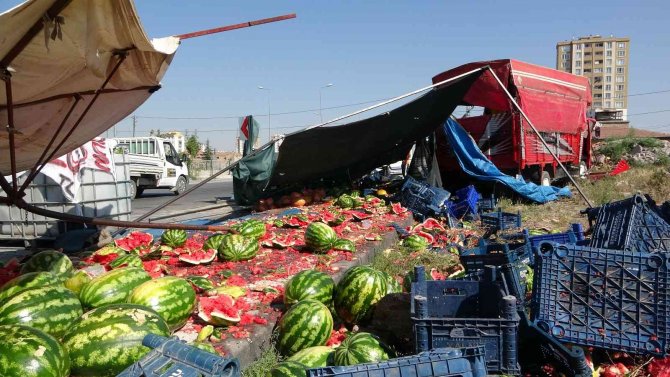 Otomobil Karpuz Sergisine Daldı: 1 Ölü