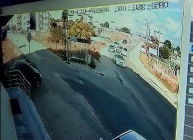 Hızlı Sürücü Polis Otosuna Çarpıp Kaçtı: 2 Polis Memuru Yaralandı