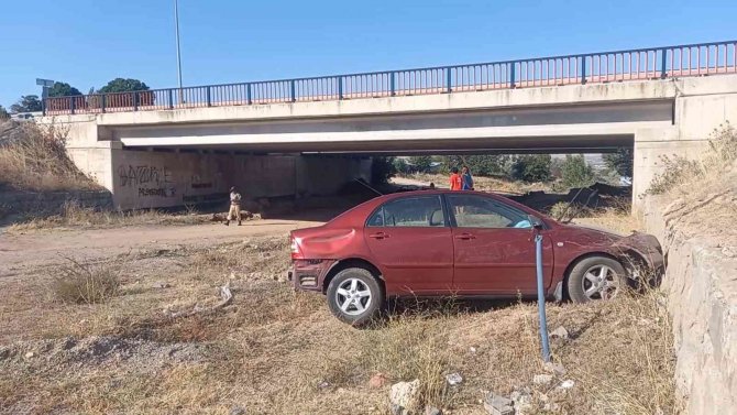 Otomobil Köprüden Uçtu, Sürücü Ağır Yaralandı