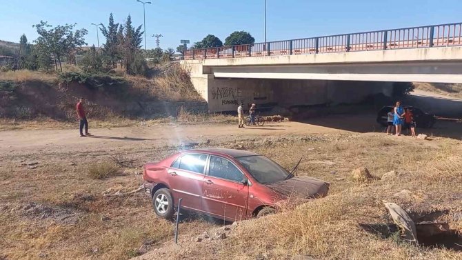 Otomobil Köprüden Uçtu, Sürücü Ağır Yaralandı