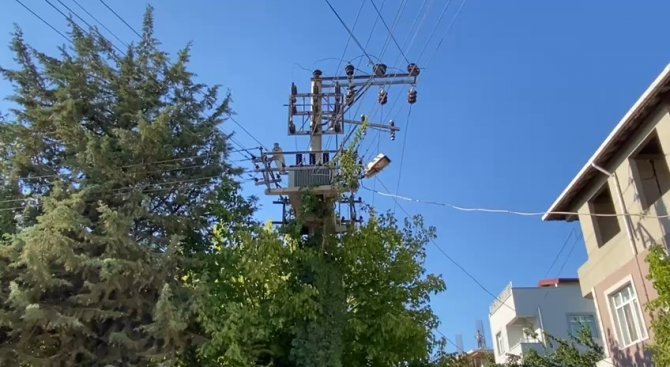 Elektrik Telleri Birbirine Çarpınca Trafo Patladı