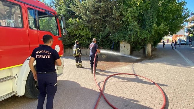 Elektrik Telleri Birbirine Çarpınca Trafo Patladı