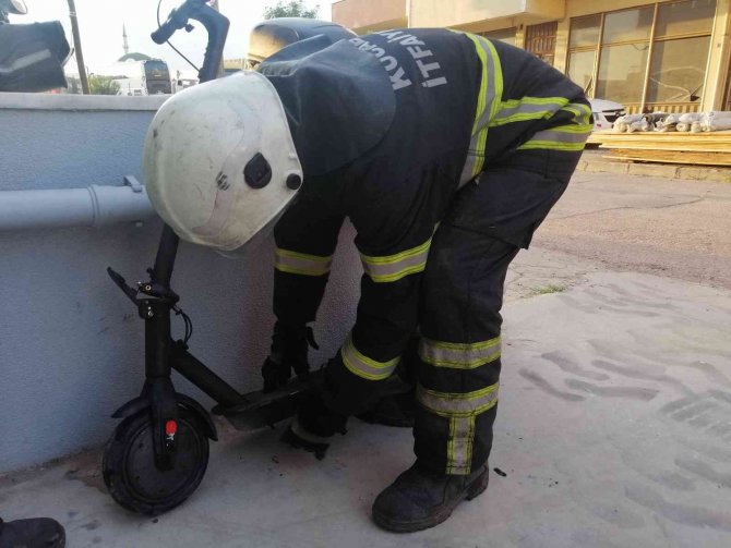 Elektrikli Scooter Alev Alev Yandı