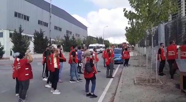 İ̇şçinin Pres Makinesine Sıkışıp Öldüğü Fabrikada Eylem