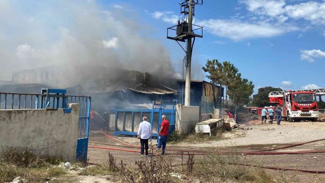 Plastik Fabrikasında Çıkan Yangın Söndürüldü