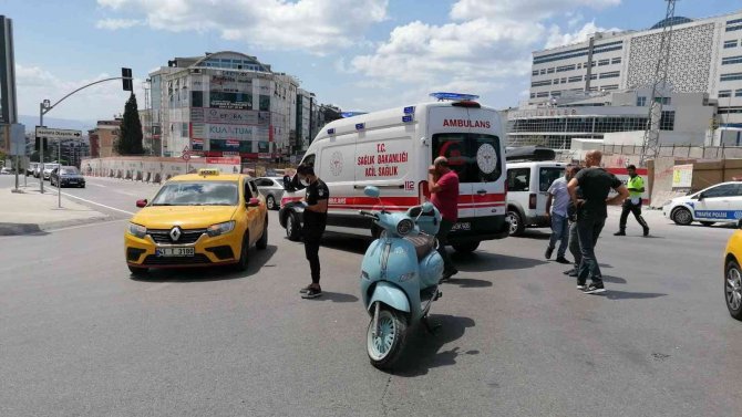 Otomobil İle Çarpışan Motosikletin Sürücüsü Yaralandı