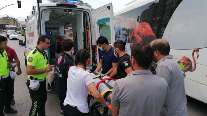 Otomobil İle Çarpışan Motosikletin Sürücüsü Yaralandı