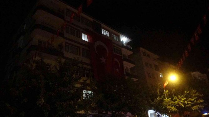 Malatyalı Şehidin Evine Dev Türk Bayrağı Asıldı