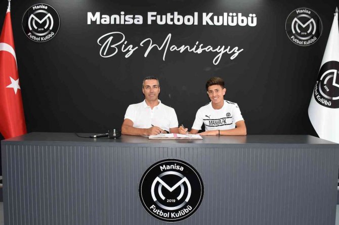 Genç Futbolcular Ayberk, Berke Ve Arda Profesyonel Oldu