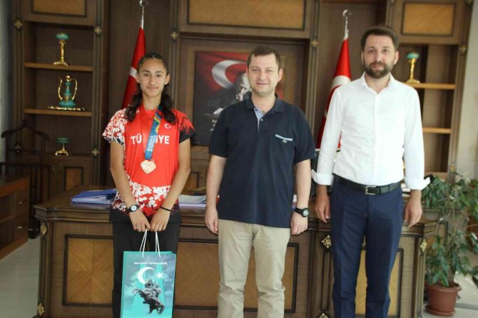 Kaymakam Demirer Ve Başkan Altın, Avrupa 3.’sü Ceren Kılıç’ı Ödüllendirdi