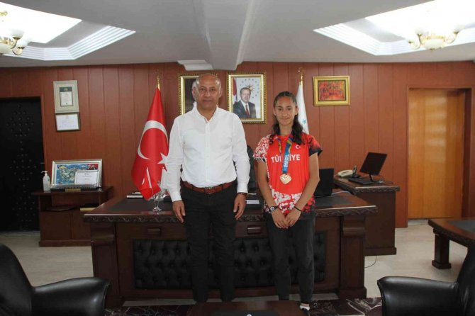 Kaymakam Demirer Ve Başkan Altın, Avrupa 3.’sü Ceren Kılıç’ı Ödüllendirdi