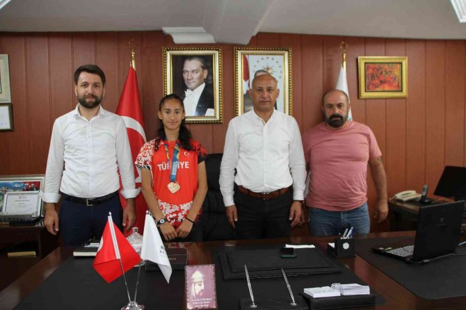 Kaymakam Demirer Ve Başkan Altın, Avrupa 3.’sü Ceren Kılıç’ı Ödüllendirdi