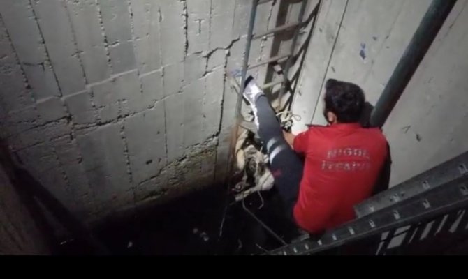 Su Kuyusuna Düşen Köpek Kurtarıldı