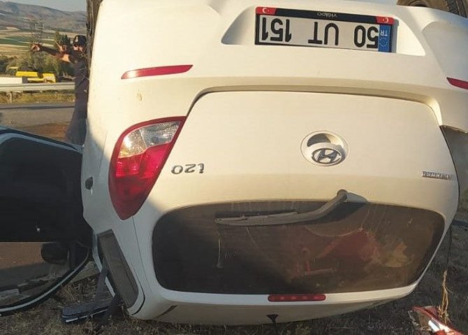 Kamyonet İle Otomobil Çarpıştı: 3 Yaralı