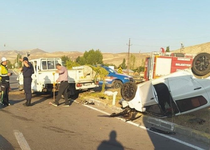 Kamyonet İle Otomobil Çarpıştı: 3 Yaralı