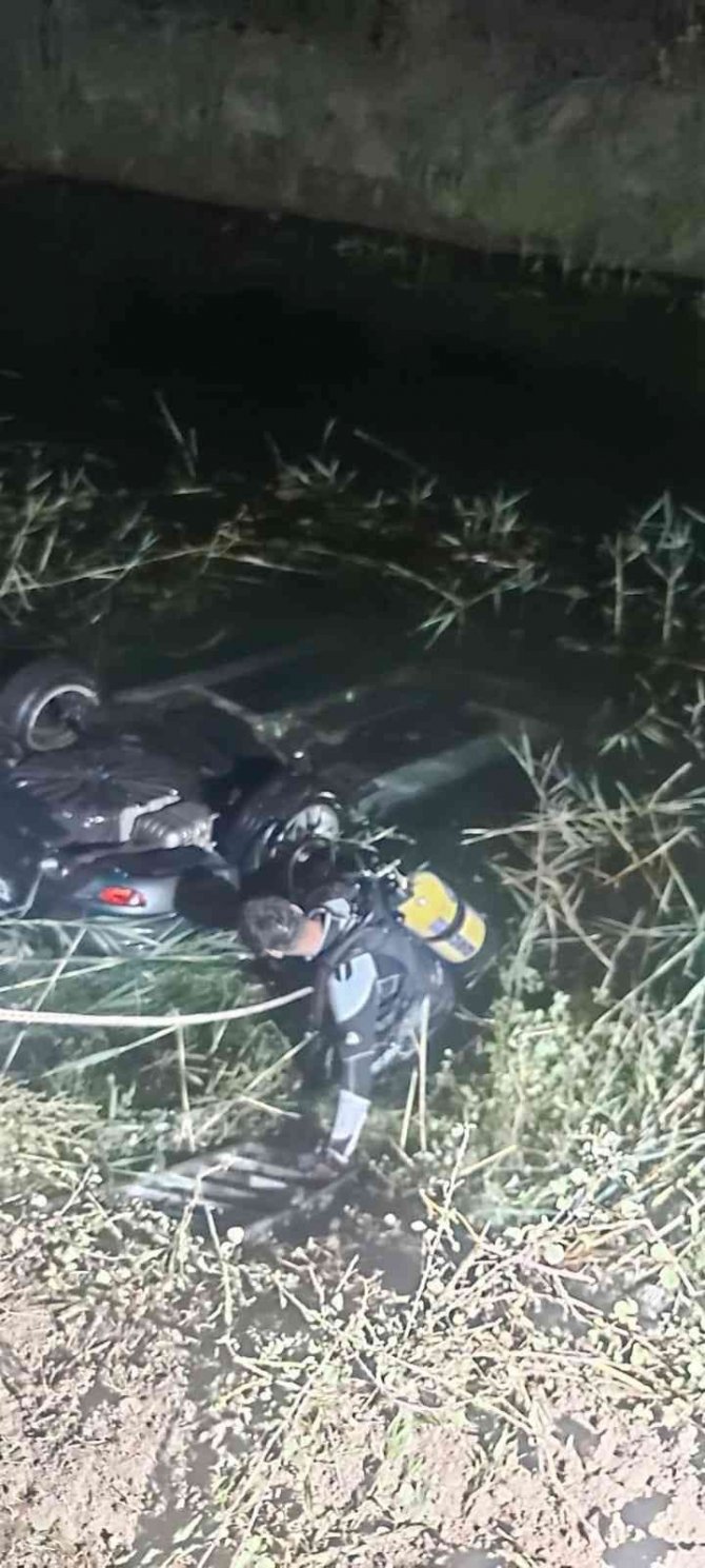 Su Kanalına Düşen Otomobildeki 2 Kişi Hayatını Kaybetti